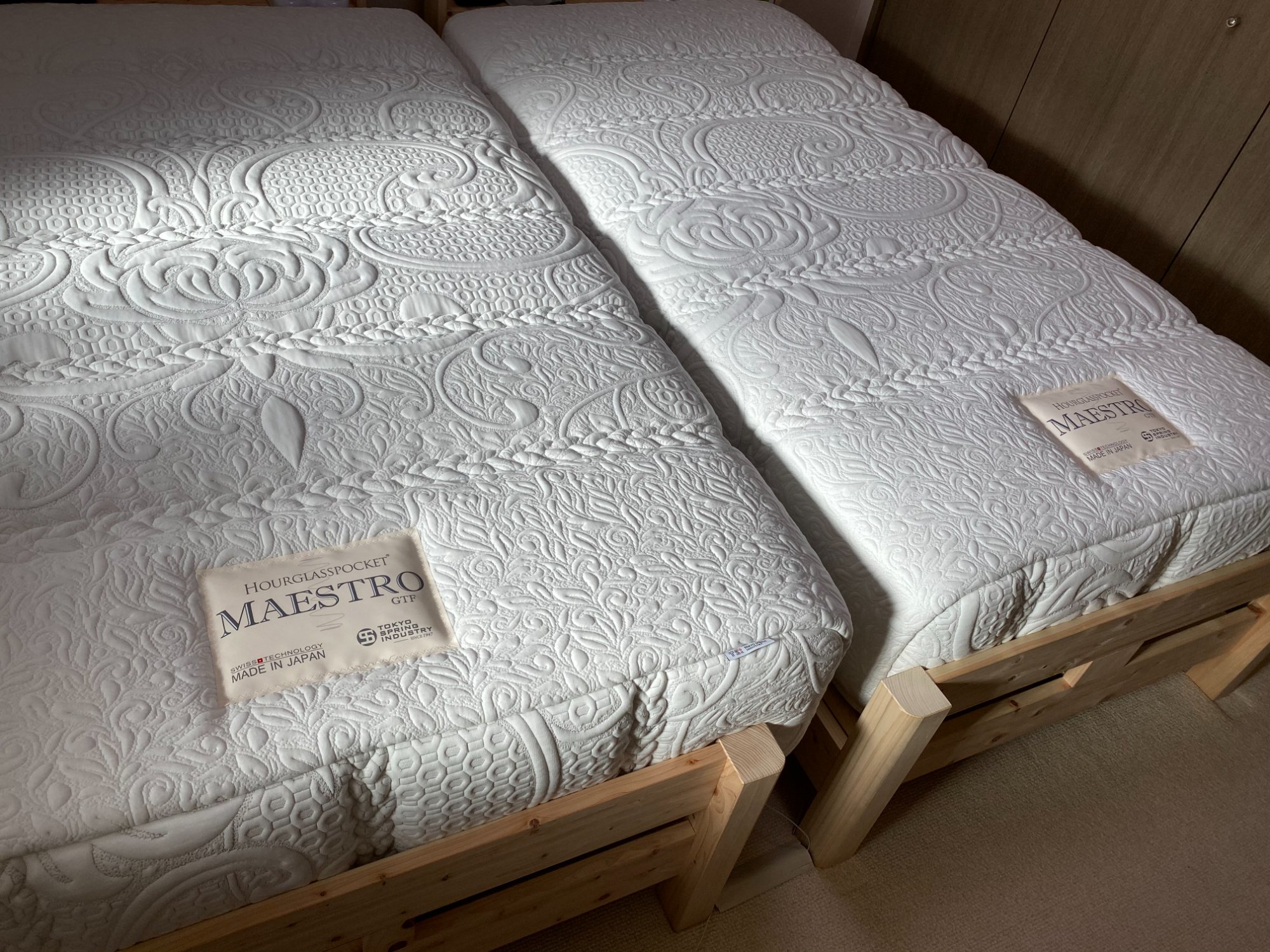 東京スプリング工業 アワーグラスポケット マエストロ GTPのマットレス実機写真（2台並び）