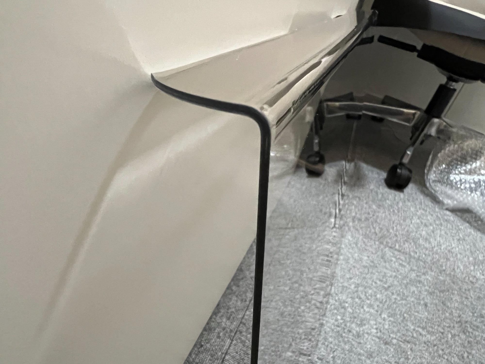 ブルテクター アクリルパネルのコーナー部分（黒縁仕上げ）