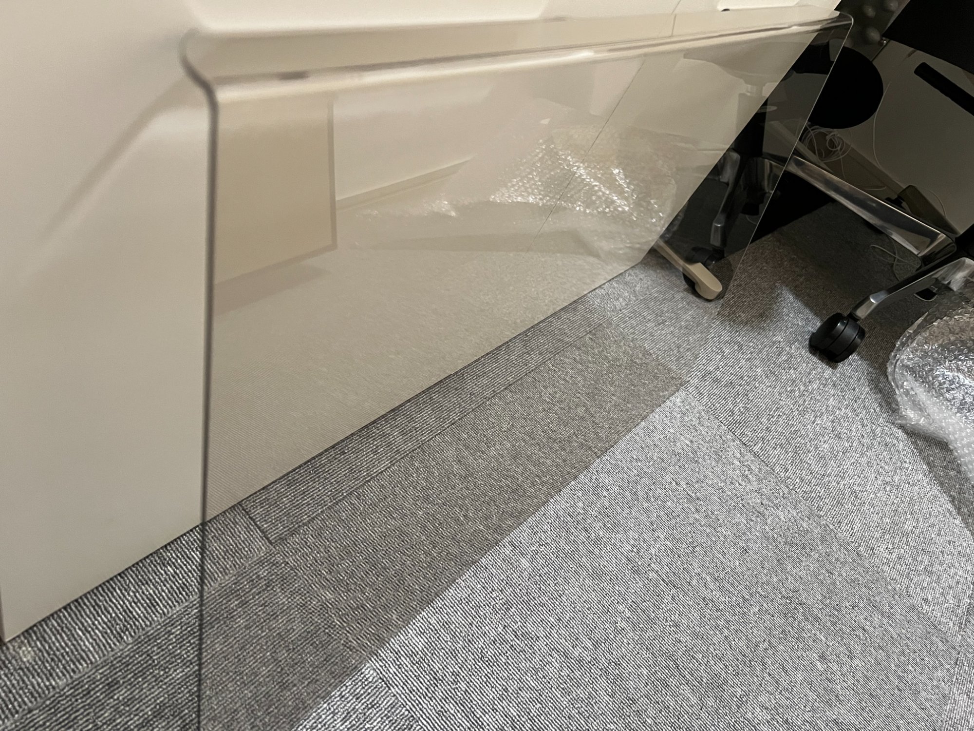 ブルテクター モニター前面への設置の様子