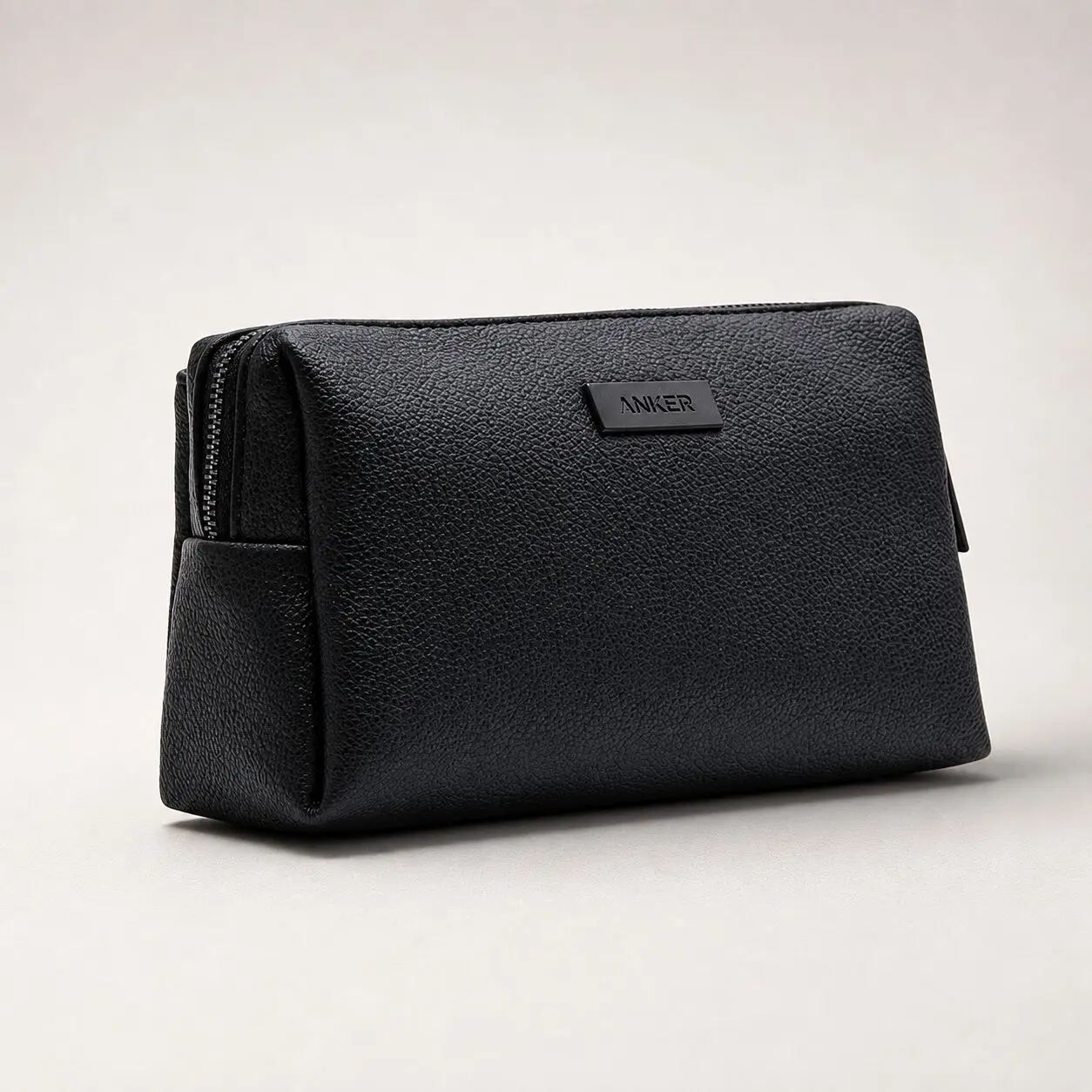 黒いAnker Style Pouchの正面と側面