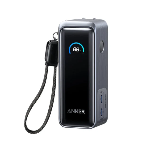 Anker Prime Power Bank A1339ブラック。前面ディスプレイ、側面USB-C端子、ストラップ式ケーブルを確認できる