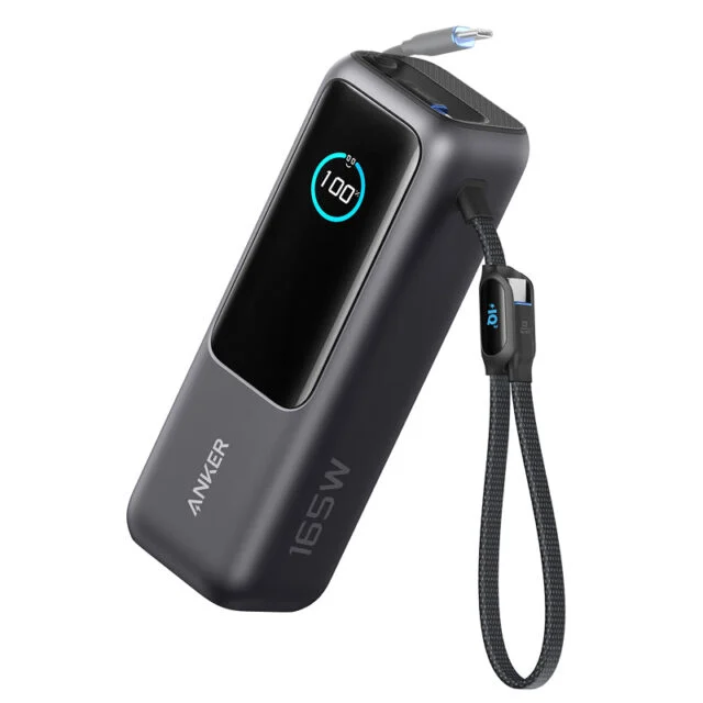 Anker Power Bank A1695ブラック。大型本体、巻取り式USB-Cケーブル、ストラップ式ケーブル、前面ディスプレイを確認できる