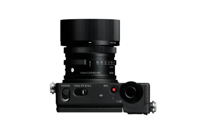 Sigma FP2 に電子ビューファインダーを付けた上面（公式画像）