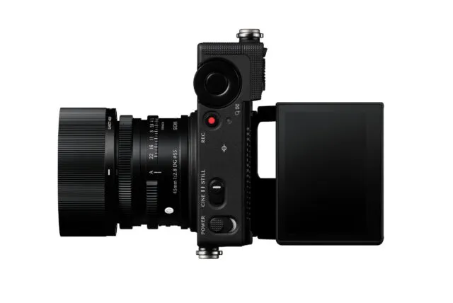 Sigma FP2 のチルト液晶を起こした側面（公式画像）