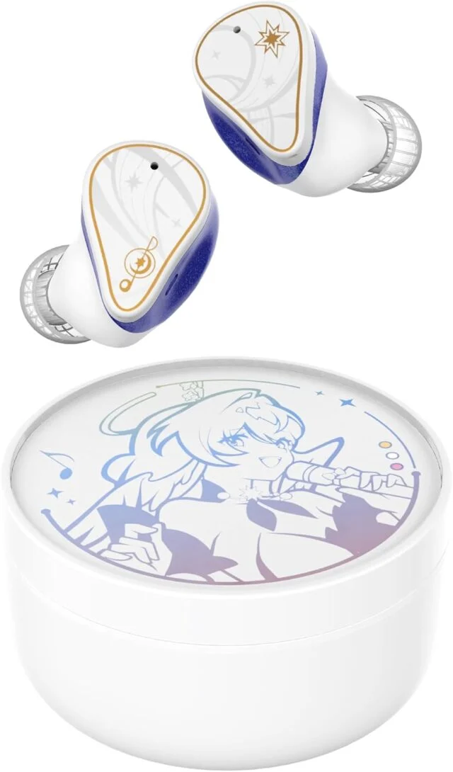 Robin’s Earphonesの白い外側面と紫の側面を持つ左右イヤホン、キャラクター絵柄入りの白い丸形充電ケース