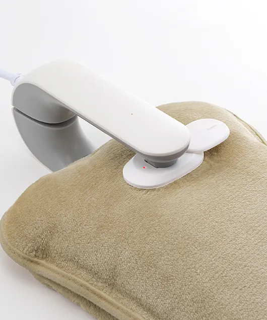 スリーアップ 蓄熱式エコ湯たんぽ ぬくぬくを専用の電源プラグにつないで蓄熱している様子