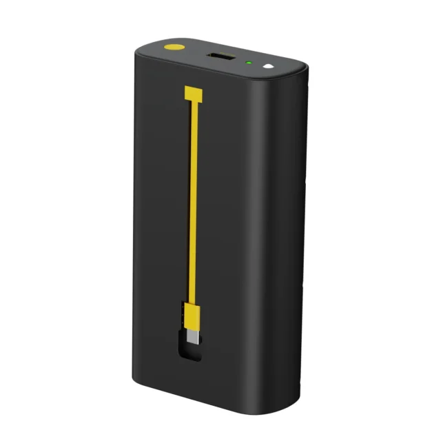 CHE-134本体の正面に収納された黄色のUSB-Cケーブルと上面のUSB-Aポート
